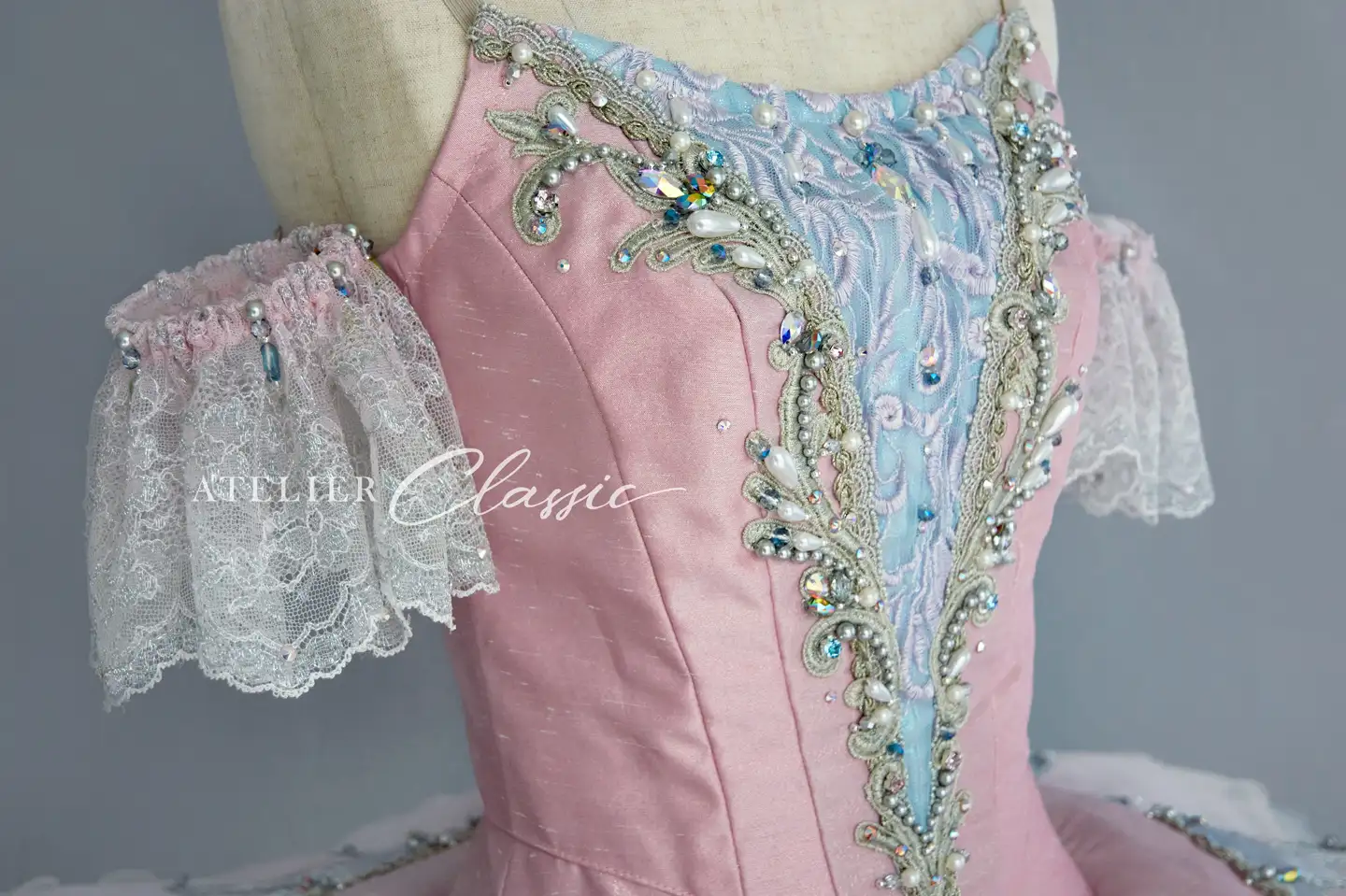 アルカード 袖の刺繍のデザイン