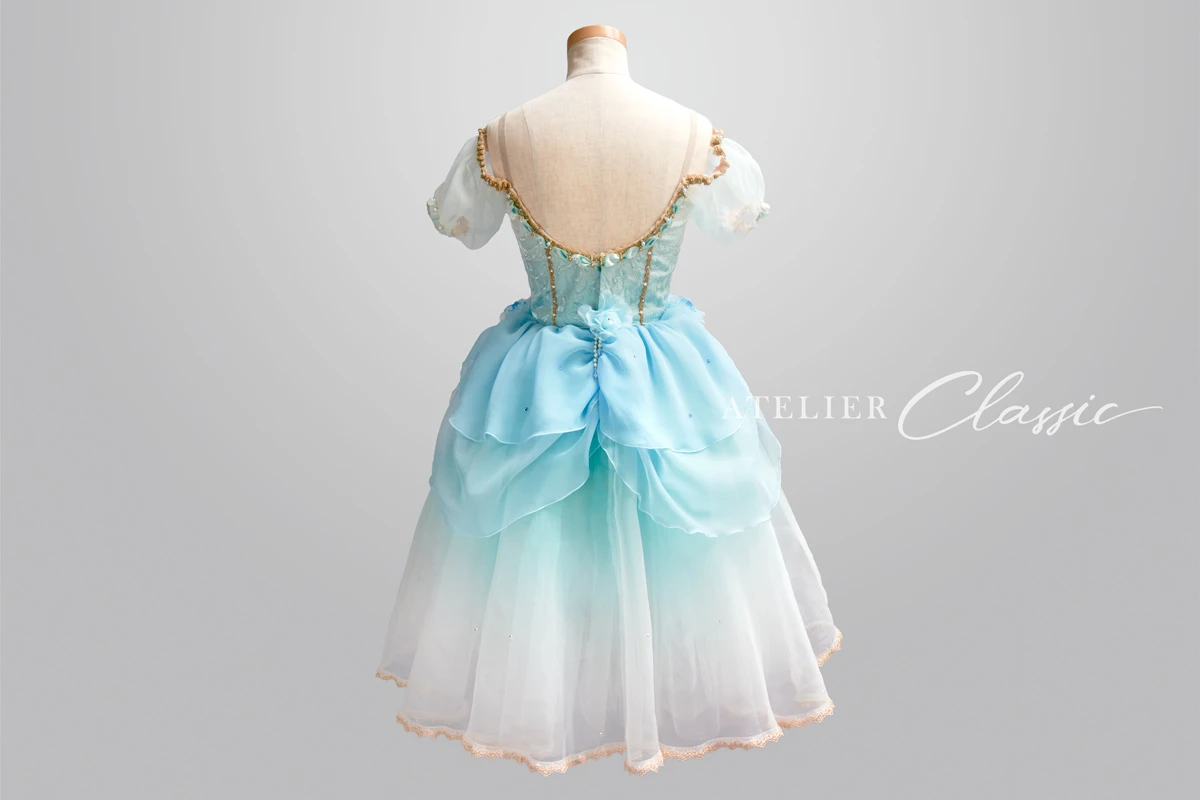 パドトロワの衣装 back style